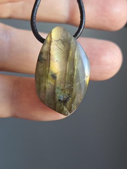 Labradorit Anhänger gold rosa blau grün Navette förmig, 29 x 18 x 8 mm, gebohrt, an verstellbarem Lederband
