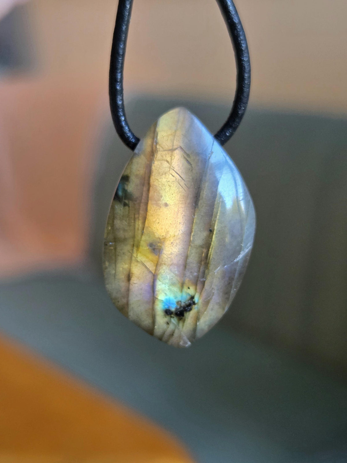 Labradorit Anhänger gold rosa blau grün Navette förmig, 29 x 18 x 8 mm, gebohrt, an verstellbarem Lederband
