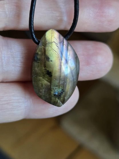 Labradorit Anhänger gold rosa blau grün Navette förmig, 29 x 18 x 8 mm, gebohrt, an verstellbarem Lederband
