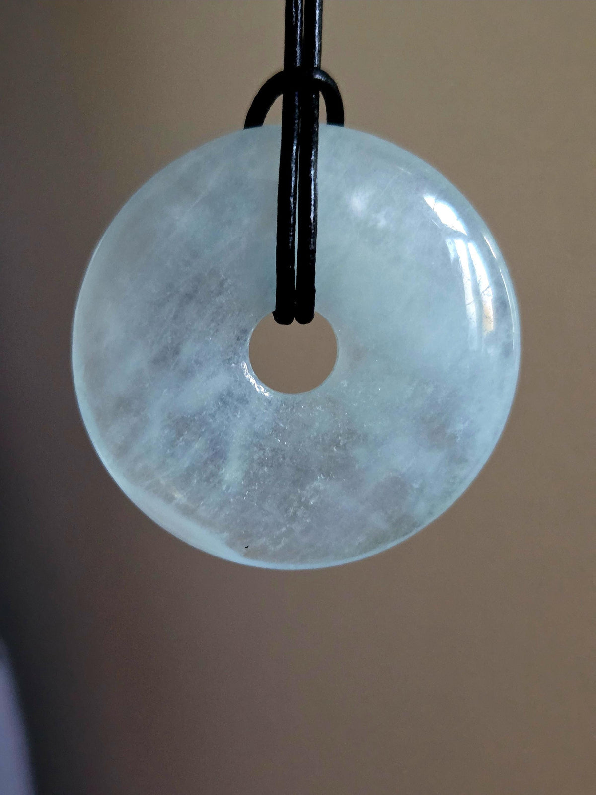 Aquamarin Anhänger Donut groß an verstellbarem Lederband, 42 x 8 mm