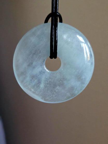 Aquamarin Anhänger Donut groß an verstellbarem Lederband, 42 x 8 mm