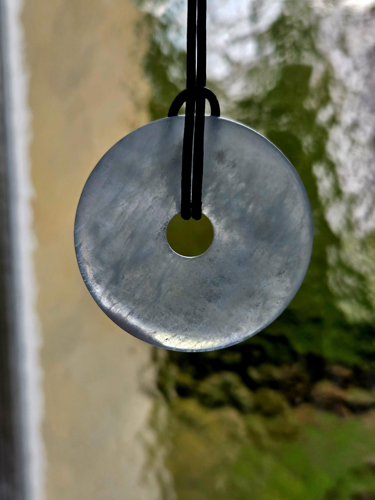 Aquamarin Anhänger Donut groß an verstellbarem Lederband, 42 x 8 mm