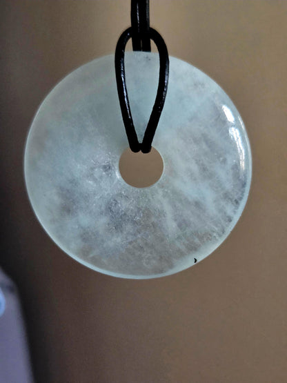 Aquamarin Anhänger Donut groß an verstellbarem Lederband, 42 x 8 mm