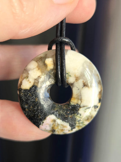 Seltener Khyberstein Kyhber stone, neu entdeckter Heilstein mit Hornblende, Donut Anhänger, 31 x 6 mm, an verstellbarem Lederband