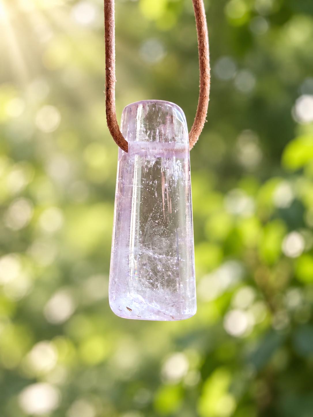 Kunzit Kristall Stäbchen Anhänger, 39 x 14 x 11 mm, gebohrt, an verstellbarem Lederband, Herzchakra, Selbstliebe, Freundschaft