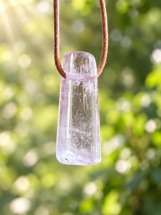 Kunzit Kristall Stäbchen Anhänger, 39 x 14 x 11 mm, gebohrt, an verstellbarem Lederband, Herzchakra, Selbstliebe, Freundschaft