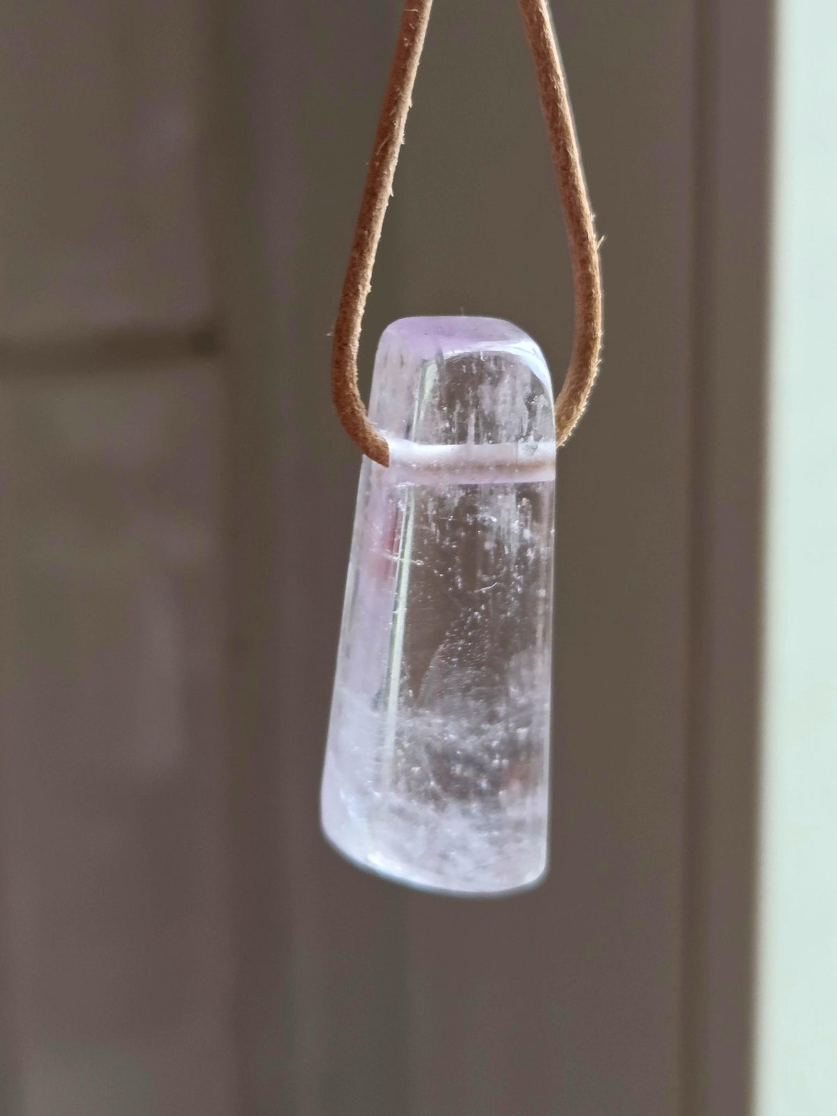 Kunzit Kristall Stäbchen Anhänger, 39 x 14 x 11 mm, gebohrt, an verstellbarem Lederband, Herzchakra, Selbstliebe, Freundschaft