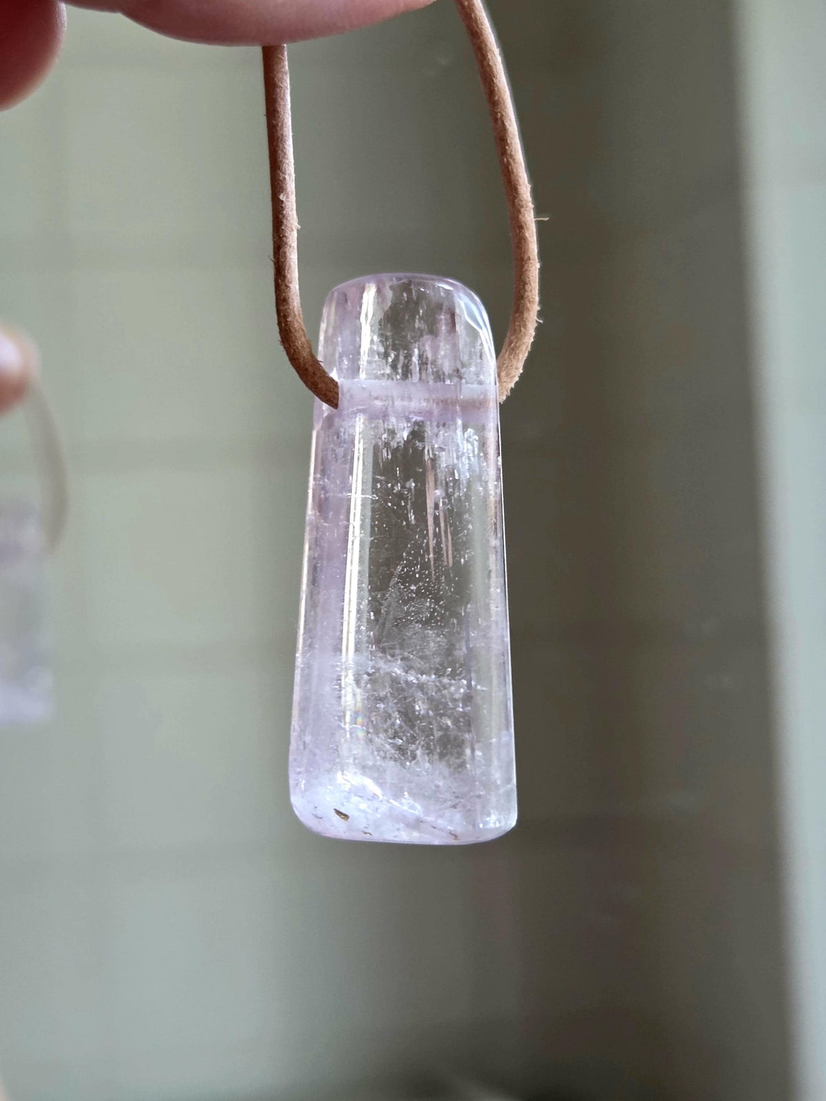 Kunzit Kristall Stäbchen Anhänger, 39 x 14 x 11 mm, gebohrt, an verstellbarem Lederband, Herzchakra, Selbstliebe, Freundschaft
