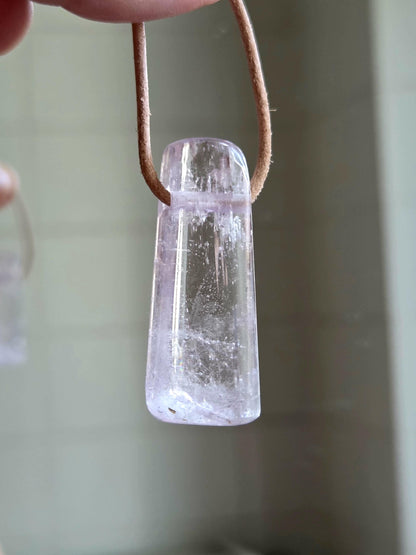 Kunzit Kristall Stäbchen Anhänger, 39 x 14 x 11 mm, gebohrt, an verstellbarem Lederband, Herzchakra, Selbstliebe, Freundschaft