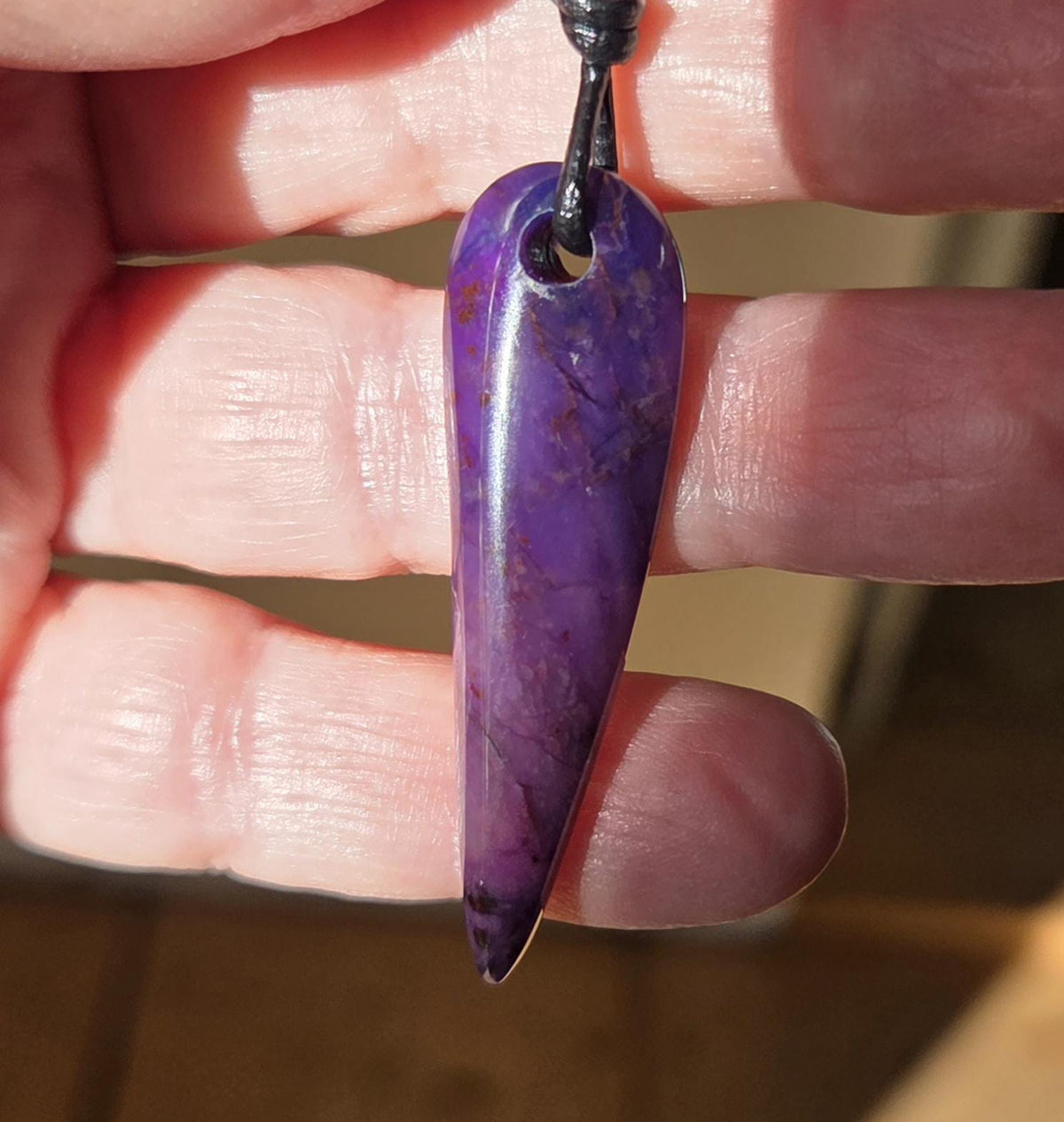 Sugilith Anhänger lang schmal elegant, 45 x 13 x 6 mm, gebohrt, an verstellbarem Lederband, beidseitig tragbar, Kronenchakra, Schutzstein