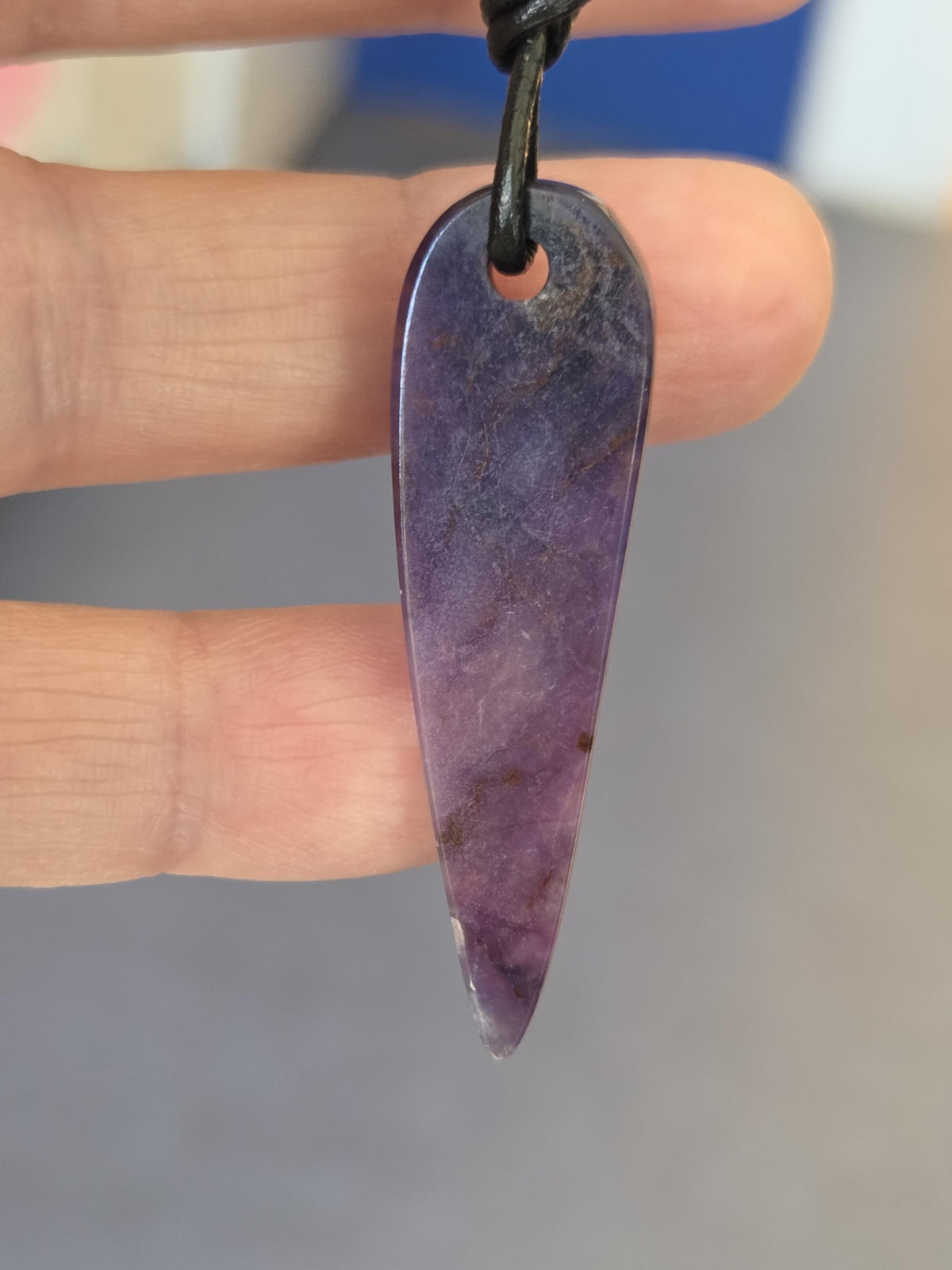 Sugilith Anhänger lang schmal elegant, 45 x 13 x 6 mm, gebohrt, an verstellbarem Lederband, beidseitig tragbar, Kronenchakra, Schutzstein