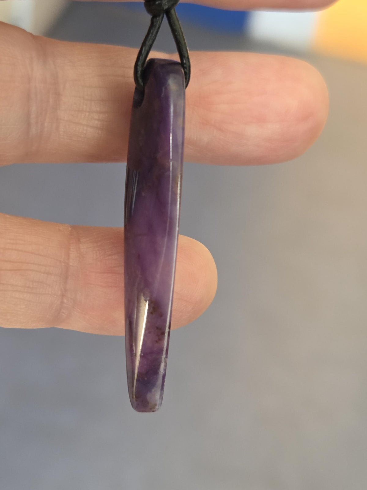 Sugilith Anhänger lang schmal elegant, 45 x 13 x 6 mm, gebohrt, an verstellbarem Lederband, beidseitig tragbar, Kronenchakra, Schutzstein