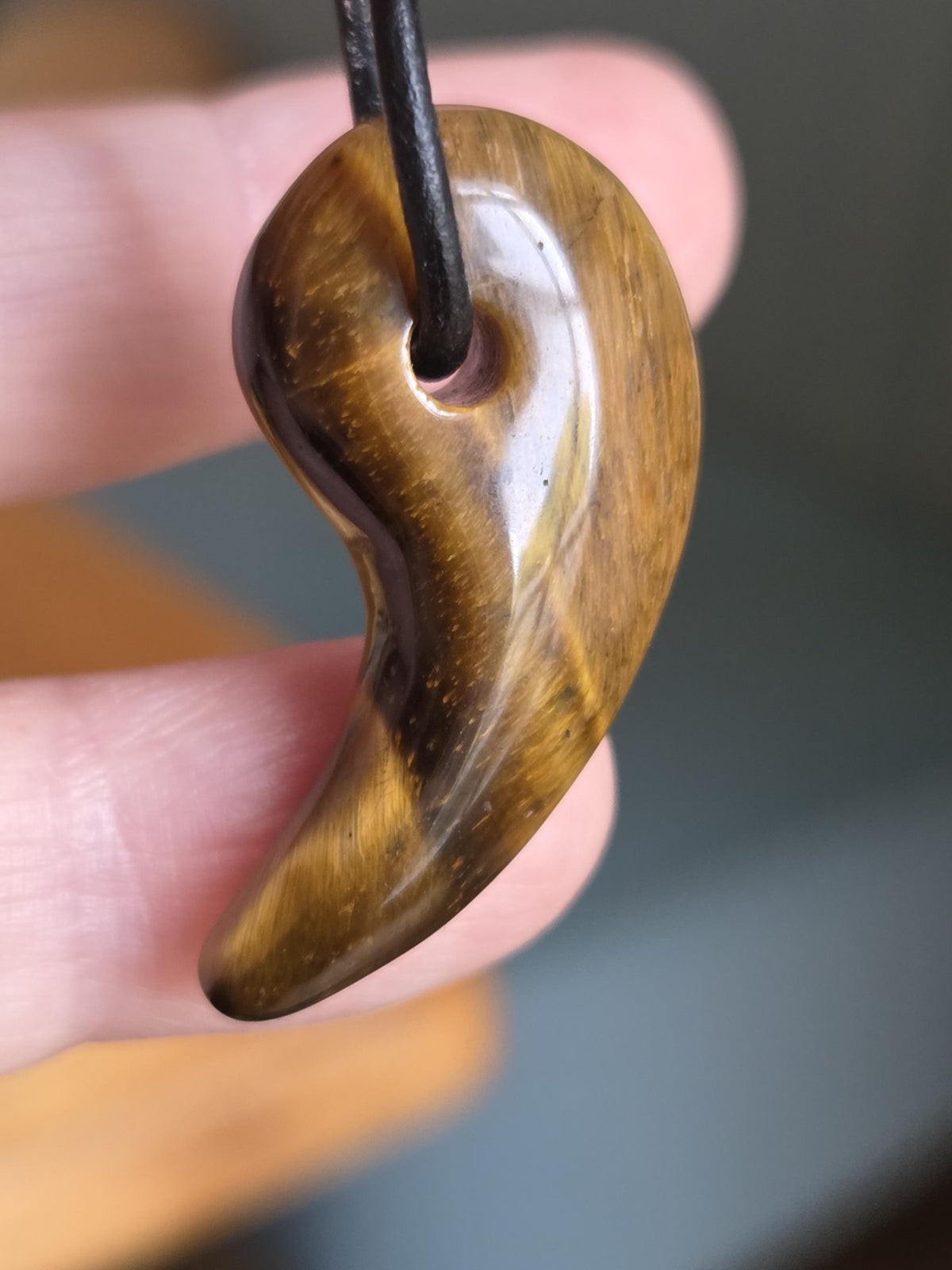 Tigerauge Anhänger, Yin Yang förmig, 33 x 17 x 9 mm, gebohrt, an verstellbarem Lederband