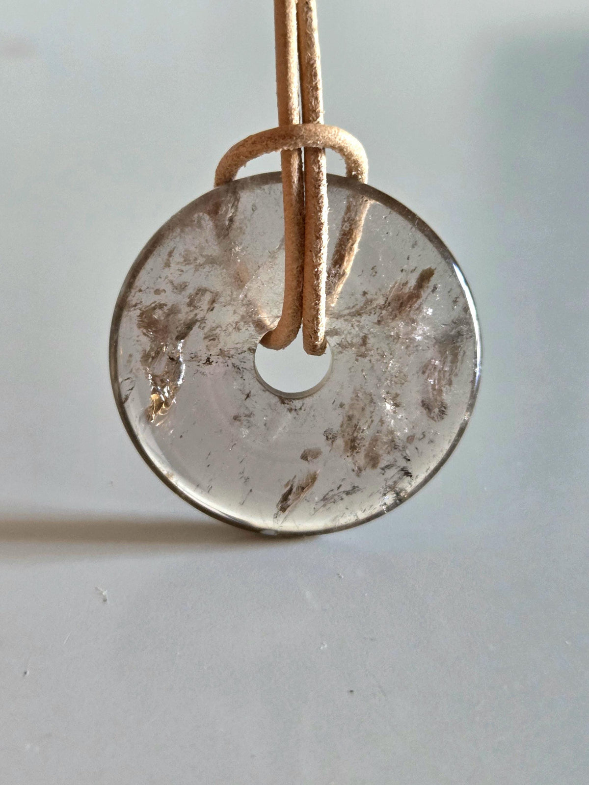 Rauchquarz Kristall Donut Anhänger mit zauberhaftem Innenleben Silber Glimmer, 30 x 6 mm, an verstellbarem Lederband Wurzelchakra Meditation