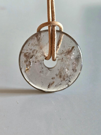 Rauchquarz Kristall Donut Anhänger mit zauberhaftem Innenleben Silber Glimmer, 30 x 6 mm, an verstellbarem Lederband Wurzelchakra Meditation