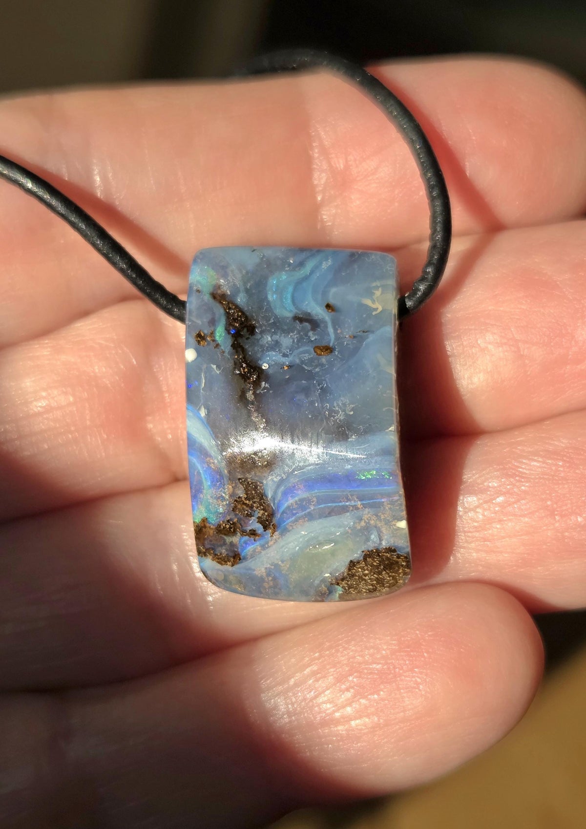 Boulder Opal, Boulderopal blau flash fire, Anhänger, 27 x 17 x 10 mm, Quilpie Queensland Australien, an verstellbarem Lederband