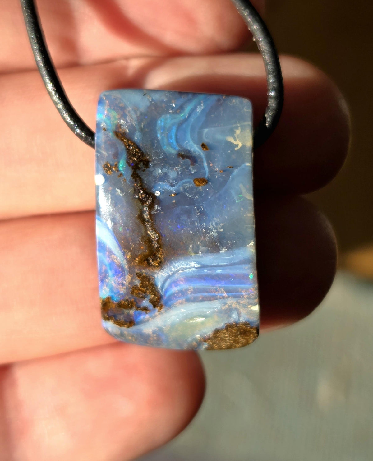 Boulder Opal, Boulderopal blau flash fire, Anhänger, 27 x 17 x 10 mm, Quilpie Queensland Australien, an verstellbarem Lederband