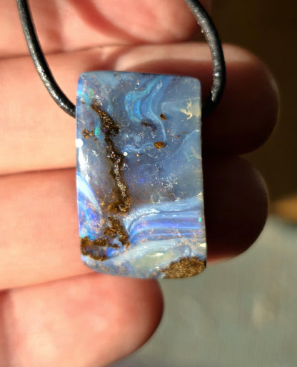 Boulder Opal, Boulderopal blau flash fire, Anhänger, 27 x 17 x 10 mm, Quilpie Queensland Australien, an verstellbarem Lederband