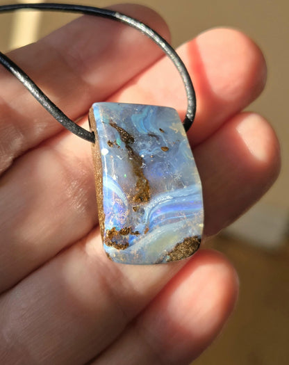 Boulder Opal, Boulderopal blau flash fire, Anhänger, 27 x 17 x 10 mm, Quilpie Queensland Australien, an verstellbarem Lederband