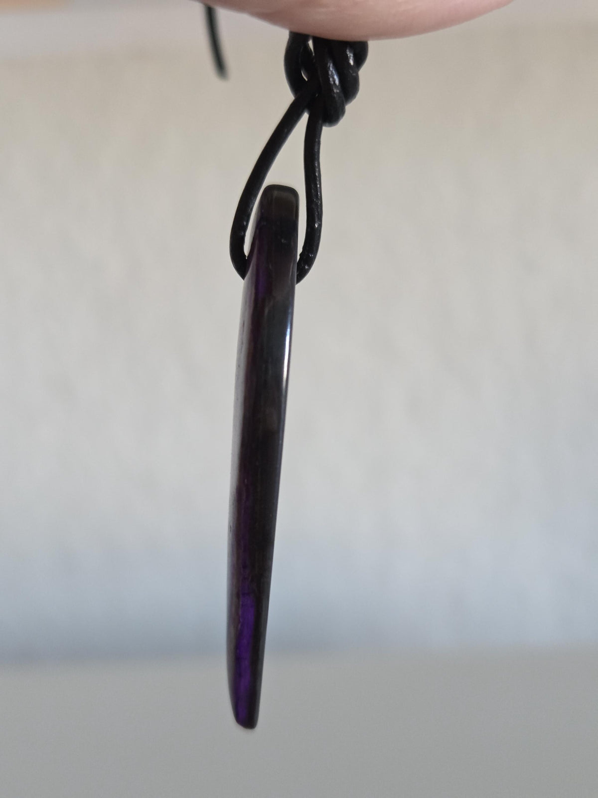 Sugilith Anhänger , 46 x 22 x 5 mm, gebohrt, an verstellbarem Lederband, beidseitig tragbar, Kronenchakra, Schutzstein