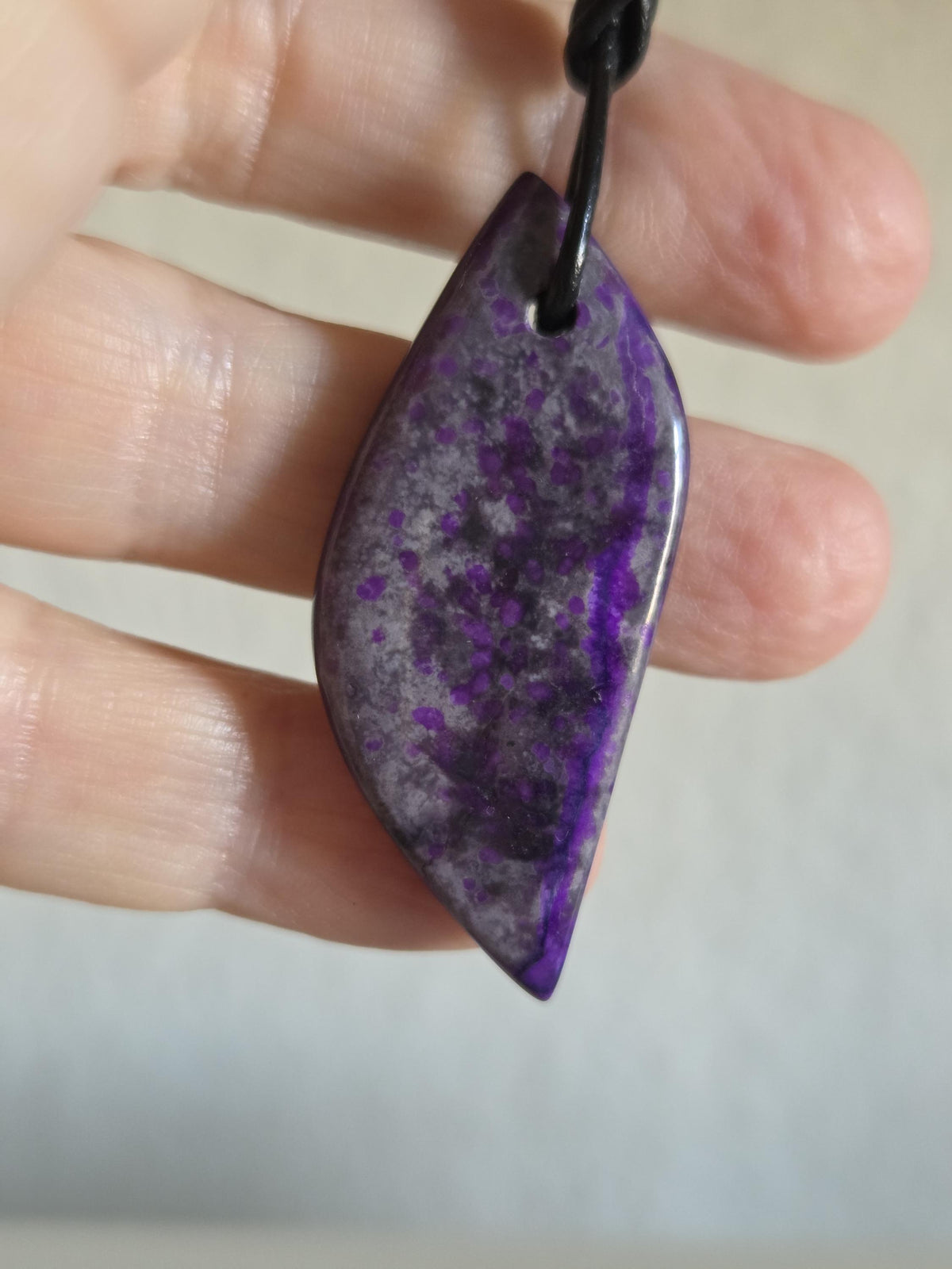 Sugilith Anhänger , 46 x 22 x 5 mm, gebohrt, an verstellbarem Lederband, beidseitig tragbar, Kronenchakra, Schutzstein
