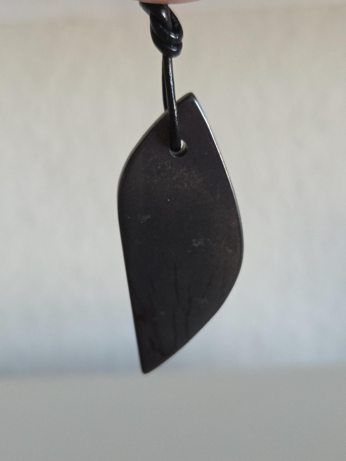 Sugilith Anhänger , 46 x 22 x 5 mm, gebohrt, an verstellbarem Lederband, beidseitig tragbar, Kronenchakra, Schutzstein