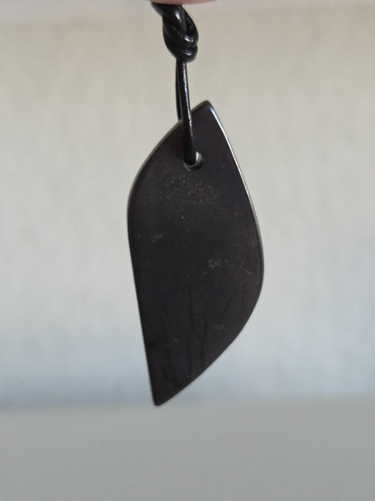 Sugilith Anhänger , 46 x 22 x 5 mm, gebohrt, an verstellbarem Lederband, beidseitig tragbar, Kronenchakra, Schutzstein