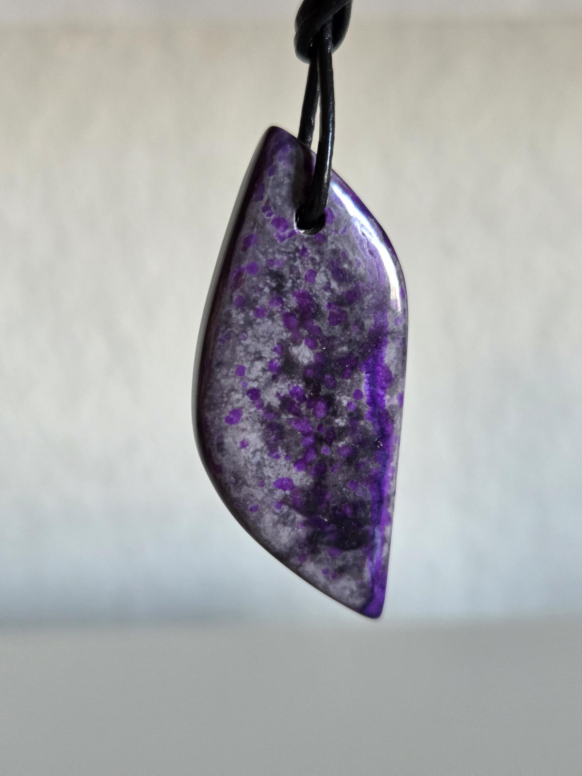 Sugilith Anhänger , 46 x 22 x 5 mm, gebohrt, an verstellbarem Lederband, beidseitig tragbar, Kronenchakra, Schutzstein