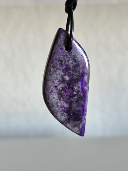Sugilith Anhänger , 46 x 22 x 5 mm, gebohrt, an verstellbarem Lederband, beidseitig tragbar, Kronenchakra, Schutzstein
