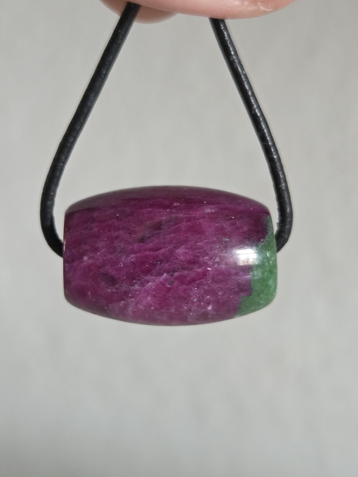Rubin mit Zoisit, Anyolith Tönnchen Anhänger, 17 x 24 mm, gebohrt, an verstellbarem Lederband