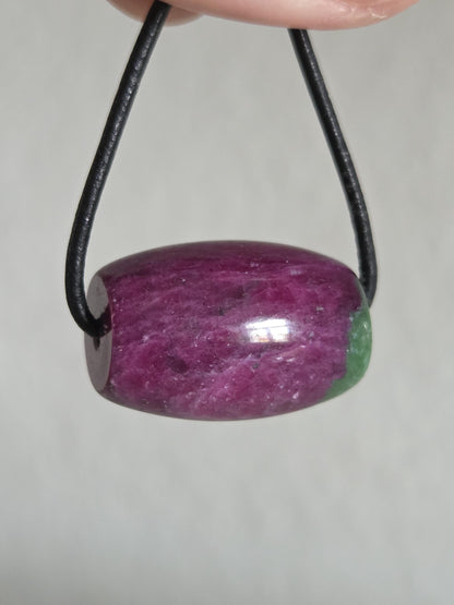Rubin mit Zoisit, Anyolith Tönnchen Anhänger, 17 x 24 mm, gebohrt, an verstellbarem Lederband