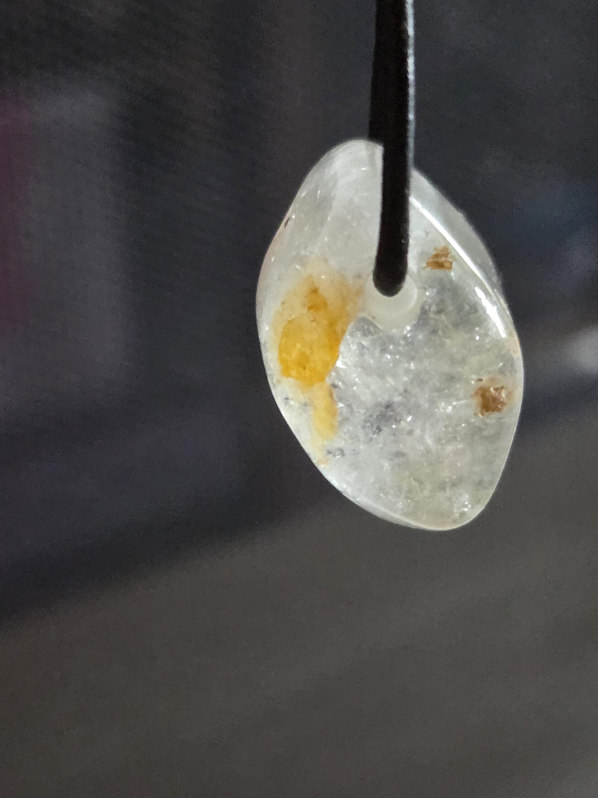 Topas weiß Anhänger, 27 x 18 x 17 mm, gebohrt, an verstellbarem Lederband, Kronenchakra Sahasrara-Chakra Meditation, Weisheit
