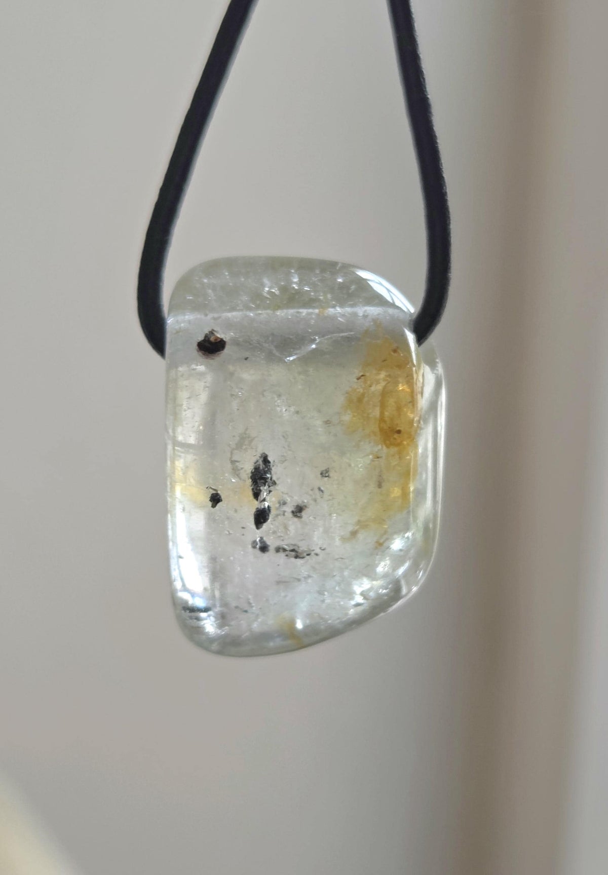 Topas weiß Anhänger, 27 x 18 x 17 mm, gebohrt, an verstellbarem Lederband, Kronenchakra Sahasrara-Chakra Meditation, Weisheit