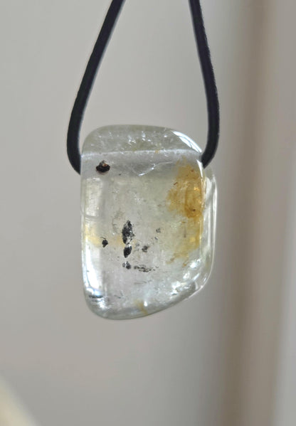 Topas weiß Anhänger, 27 x 18 x 17 mm, gebohrt, an verstellbarem Lederband, Kronenchakra Sahasrara-Chakra Meditation, Weisheit