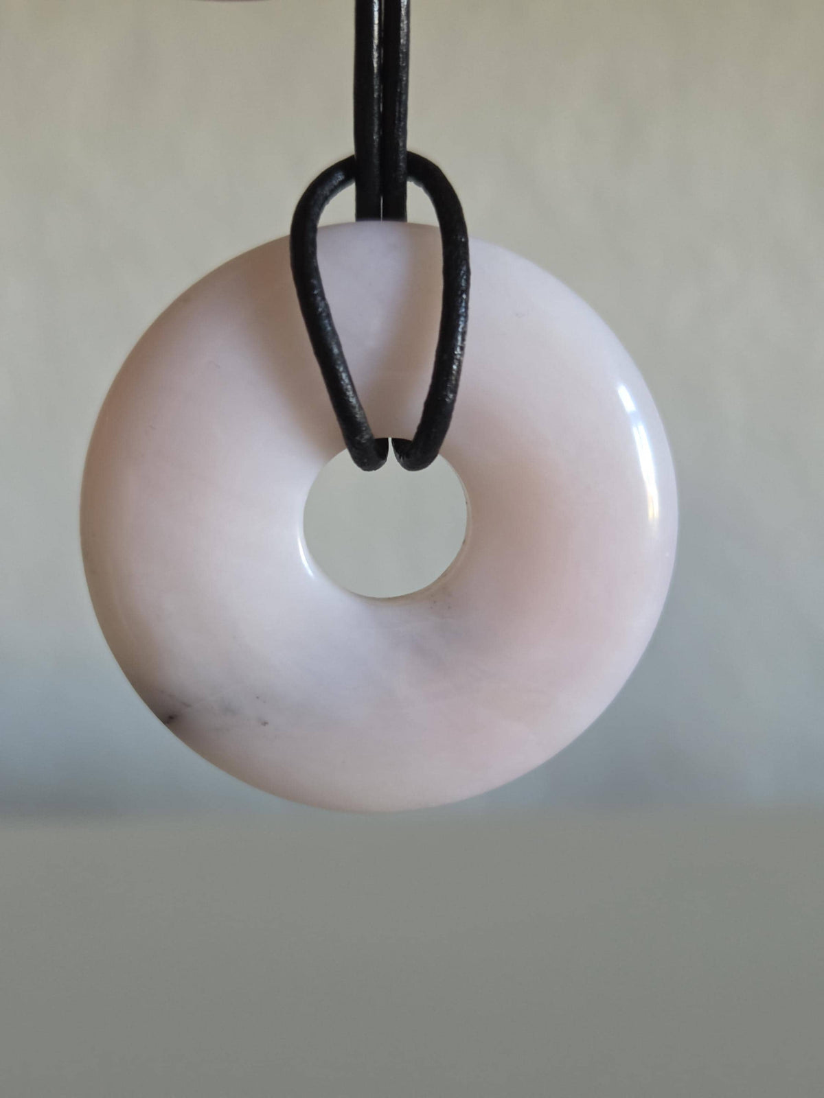 Andenopal pink rosa Donut Peru Anhänger, 38 x 8 mm, gebohrt, an verstellbarem Lederband, Herzchakra Anahata, Meditation Selbstliebe
