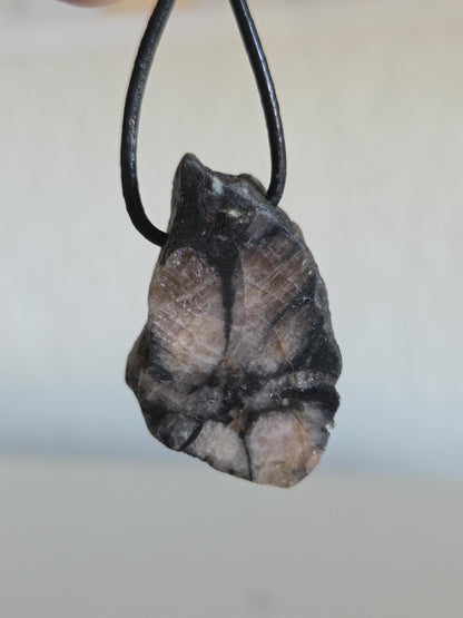 Kreuzstein Kreuz Stein Chiastolith Anhänger, 36 x 22 x 10 mm, gebohrt, an verstellbarem Lederband