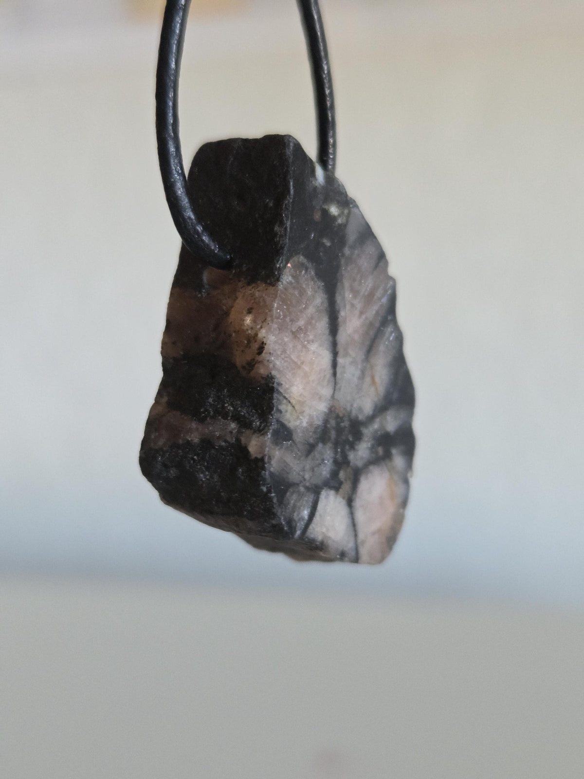 Kreuzstein Kreuz Stein Chiastolith Anhänger, 36 x 22 x 10 mm, gebohrt, an verstellbarem Lederband