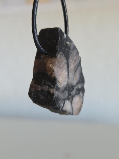 Kreuzstein Kreuz Stein Chiastolith Anhänger, 36 x 22 x 10 mm, gebohrt, an verstellbarem Lederband