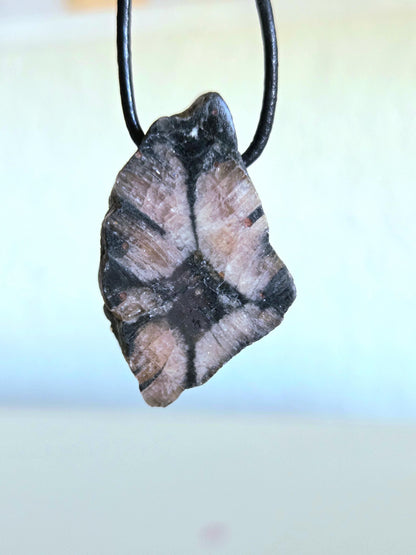 Kreuzstein Kreuz Stein Chiastolith Anhänger, 36 x 22 x 10 mm, gebohrt, an verstellbarem Lederband