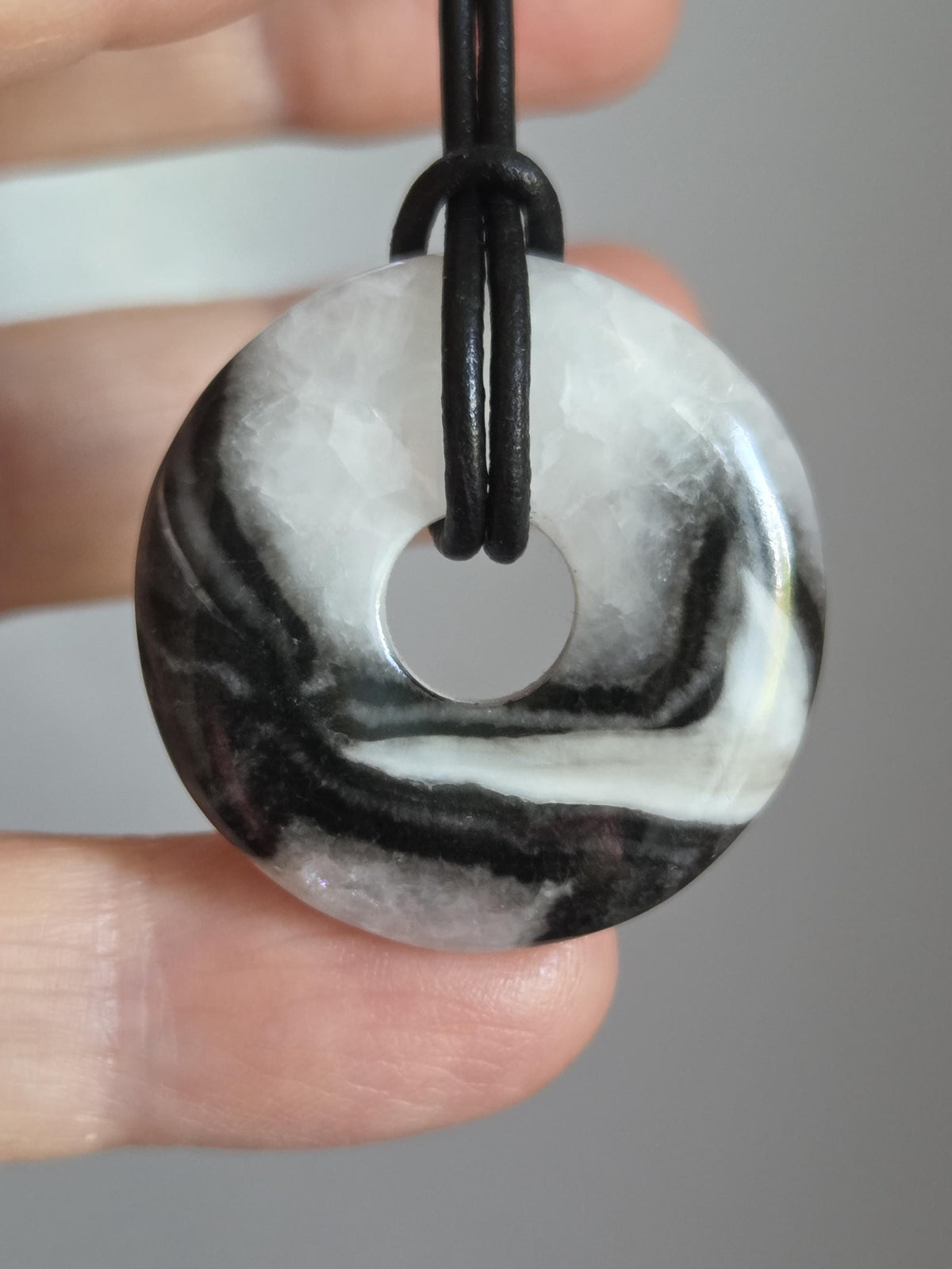 Fossilkalk Fossilienkalkstein in Quarz Donut, 30 x 7 mm, an verstellbarem Lederband, fossiler Schmuck