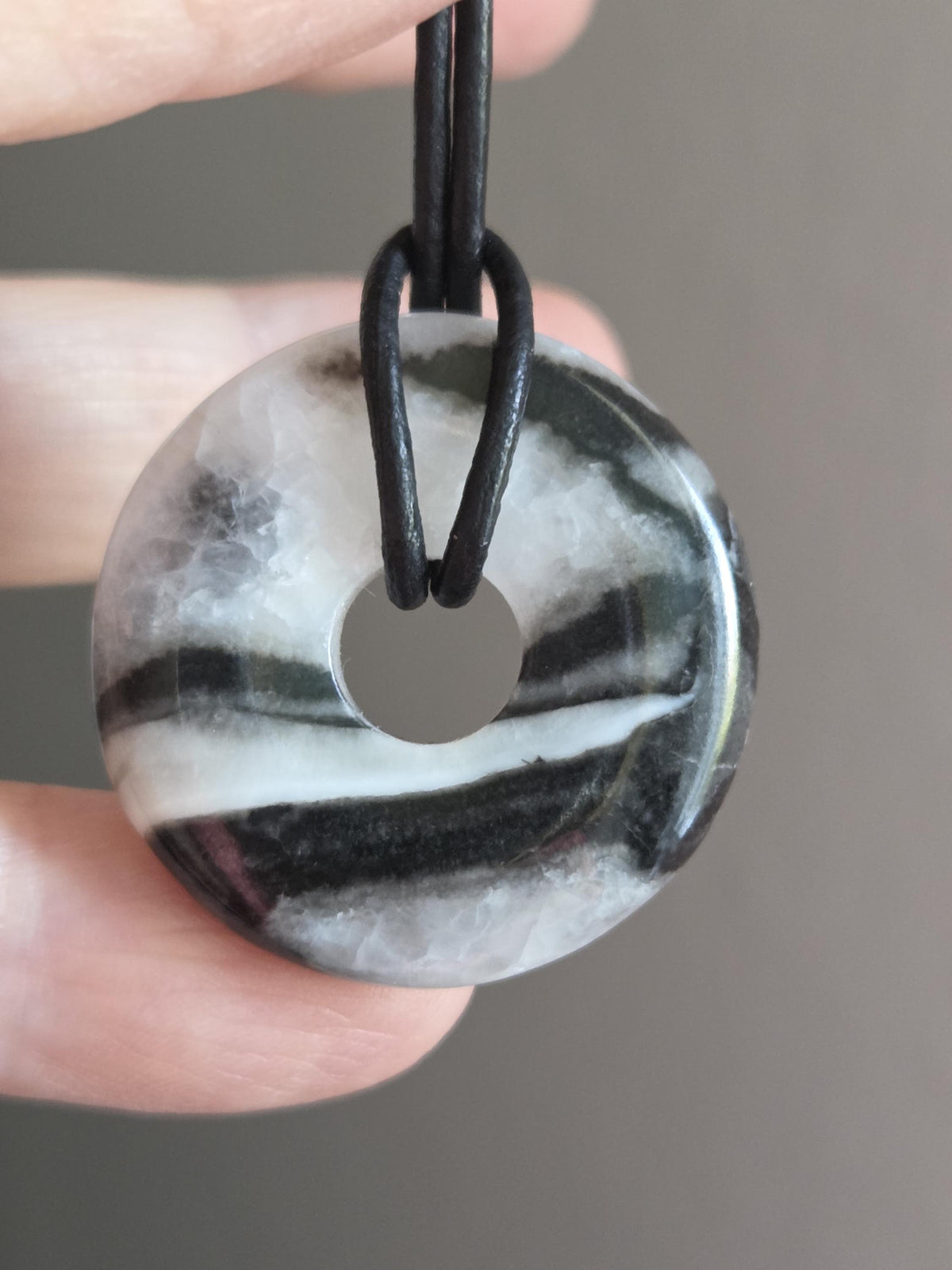 Fossilkalk Fossilienkalkstein in Quarz Donut, 30 x 7 mm, an verstellbarem Lederband, fossiler Schmuck
