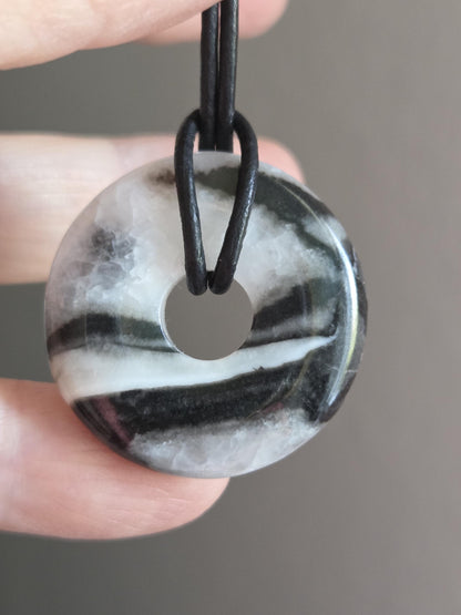 Fossilkalk Fossilienkalkstein in Quarz Donut, 30 x 7 mm, an verstellbarem Lederband, fossiler Schmuck