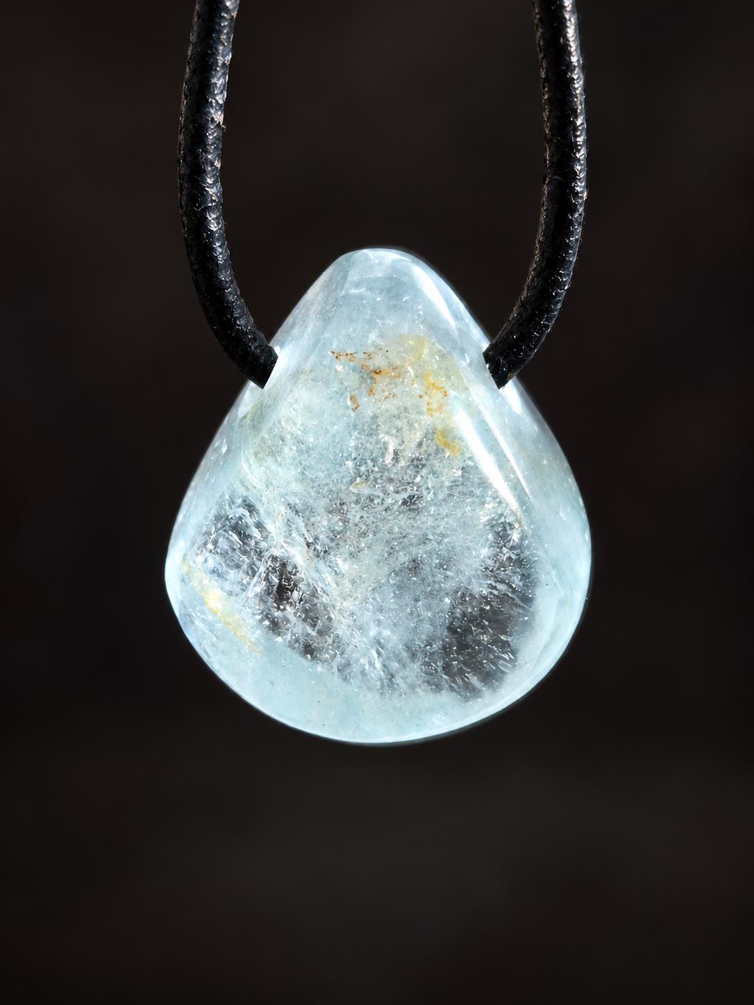 Topas weiß, mit einem Touch ins Blau, Anhänger, 23 x 19 x 14 mm, gebohrt, an verstellbarem Lederband