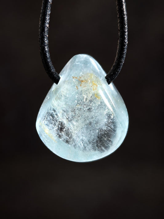 Topas weiß, mit einem Touch ins Blau, Anhänger, 23 x 19 x 14 mm, gebohrt, an verstellbarem Lederband