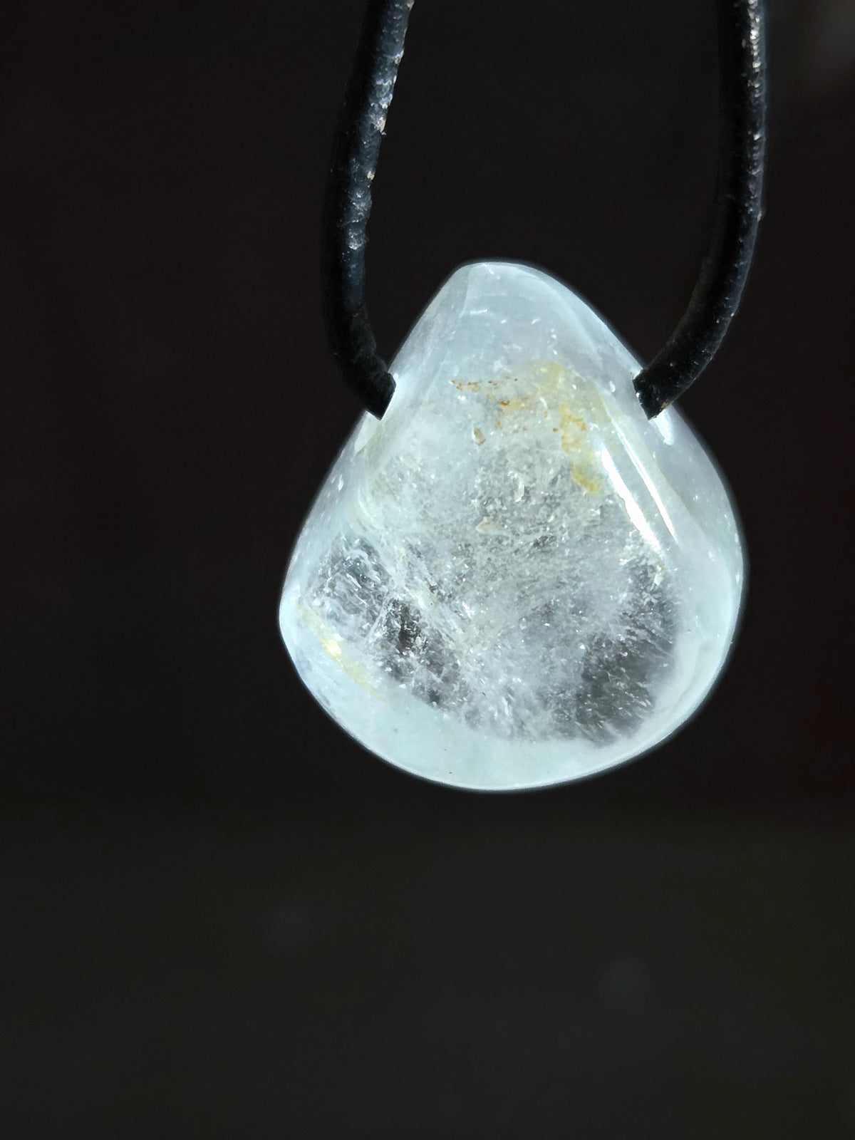 Topas weiß, mit einem Touch ins Blau, Anhänger, 23 x 19 x 14 mm, gebohrt, an verstellbarem Lederband