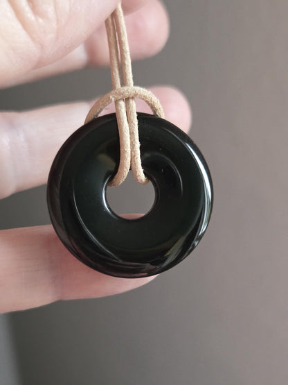 Obsidian Donut 30 x 6 mm Durchmesser, an verstellbarem Lederband, Pi-Stein, Wurzelchakra Meditation