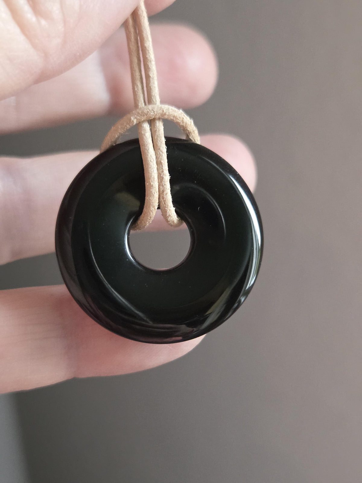 Obsidian Donut 30 x 6 mm Durchmesser, an verstellbarem Lederband, Pi-Stein, Wurzelchakra Meditation