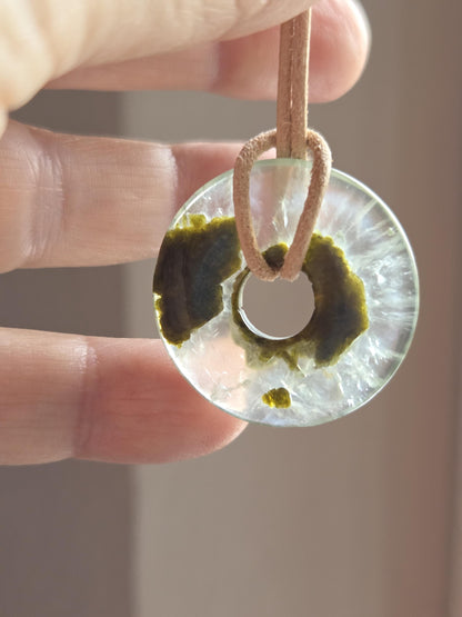 Zauberhafter Phrenit Donut, Kap-Smaragd Donut Anhänger, 30 x 5 mm, an verstellbarem Lederband, phrenite, Pi-Stein