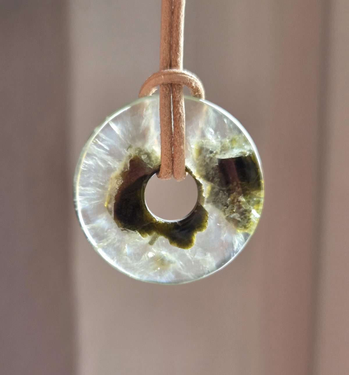 Zauberhafter Phrenit Donut, Kap-Smaragd Donut Anhänger, 30 x 5 mm, an verstellbarem Lederband, phrenite, Pi-Stein