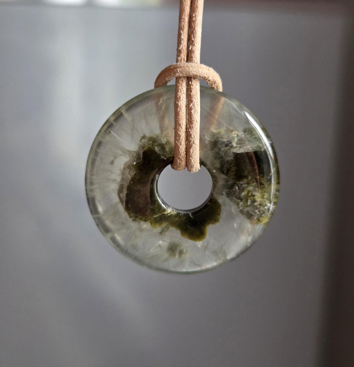 Zauberhafter Phrenit Donut, Kap-Smaragd Donut Anhänger, 30 x 5 mm, an verstellbarem Lederband, phrenite, Pi-Stein